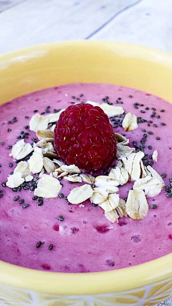 raspberry smoothie bowl with almond milk and chia seeds (3)